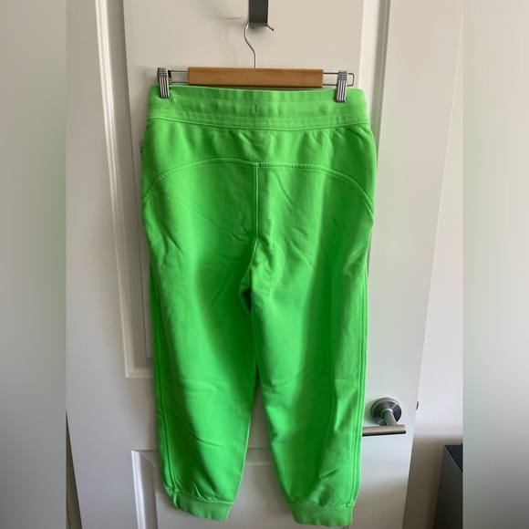 NWT cropped length Lululemon scuba high rise joggers size 8 in neon green - Picture 3 of 3